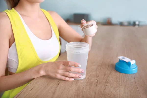 Sportovní Mladá Žena Dělat Proteinový Shake Doma — Stock fotografie