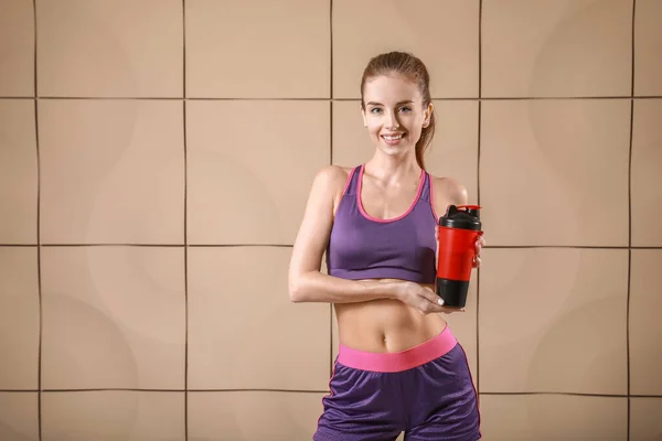 Jovem Esportiva Com Batido Proteína Fundo Cor — Fotografia de Stock