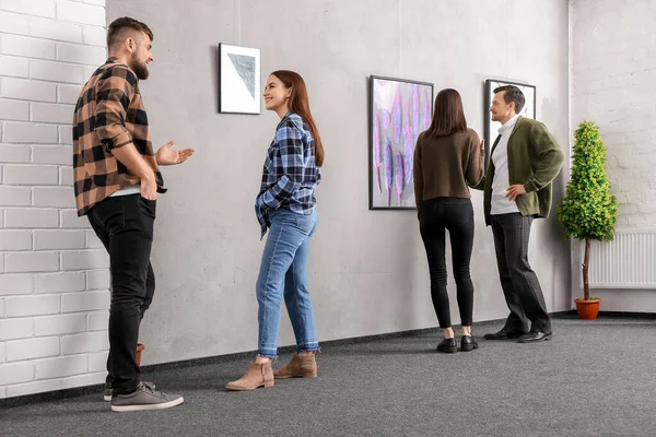 Gente Exposición Galería Arte Moderno — Foto de Stock
