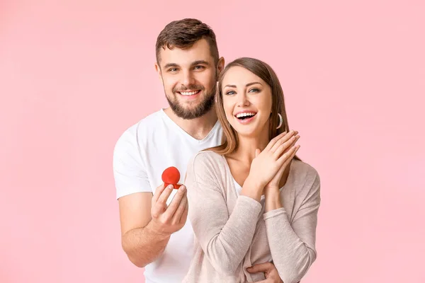 Jonge Man Stelt Zijn Geliefde Kleur Achtergrond — Stockfoto