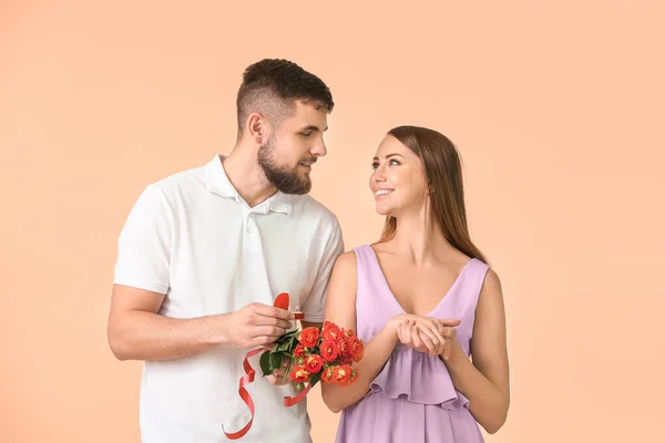 Jeune Homme Proposant Son Bien Aimé Sur Fond Couleur — Photo