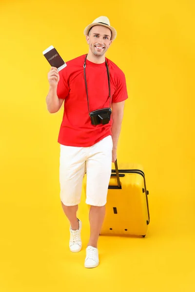 Männlicher Tourist Mit Gepäck Auf Farbigem Hintergrund — Stockfoto