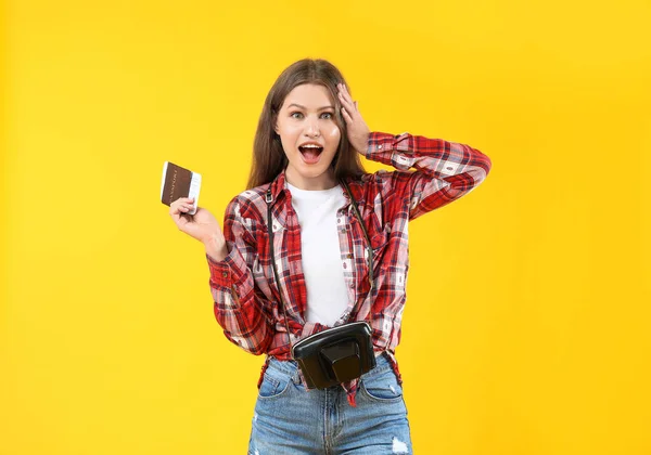 Surprised Female Tourist Documents Color Background — Stock Photo, Image