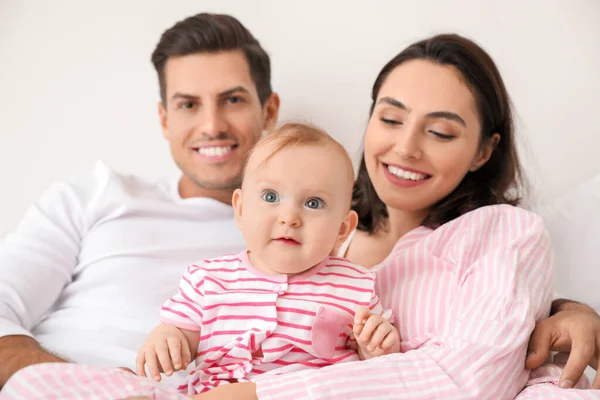 Leuke Baby Met Ouders Thuis — Stockfoto