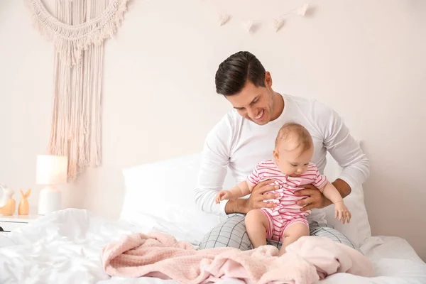 Carino Bambino Con Padre Camera Letto — Foto Stock