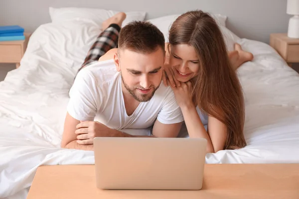 Feliz Pareja Joven Con Ordenador Portátil Dormitorio — Foto de Stock