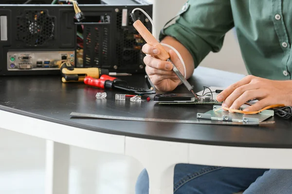 Técnico Eletrônico Que Trabalha Centro Serviço — Fotografia de Stock