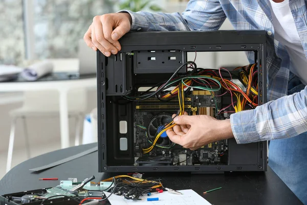 Técnico Eletrônico Que Trabalha Centro Serviço — Fotografia de Stock