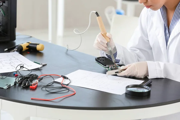 Técnico Eletrônico Que Trabalha Centro Serviço — Fotografia de Stock