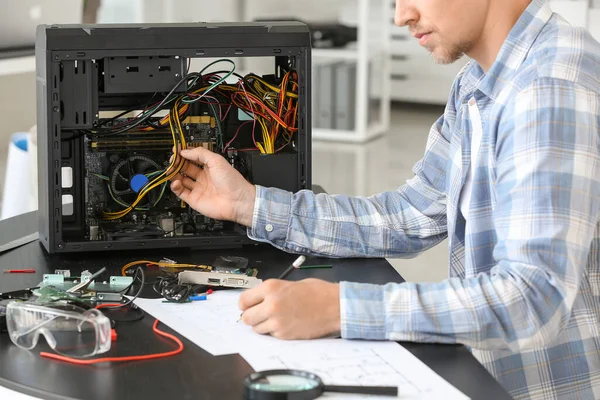 Técnico Eletrônico Que Trabalha Centro Serviço — Fotografia de Stock