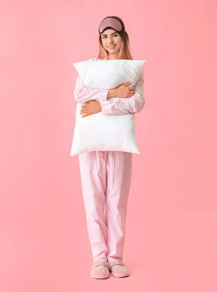 Retrato Mulher Jovem Pijama Com Máscara Sono Travesseiro Fundo Cor — Fotografia de Stock