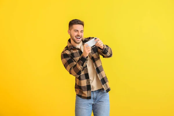 Homem Feliz Com Telefone Celular Fundo Cor — Fotografia de Stock