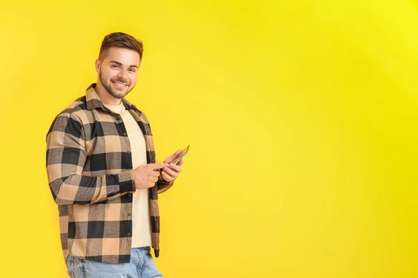 Jovem Com Telefone Celular Fundo Cor — Fotografia de Stock