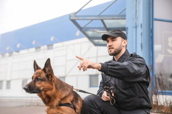 Чоловік Поліцейський Собакою Патрулює Міську Вулицю — стокове фото
