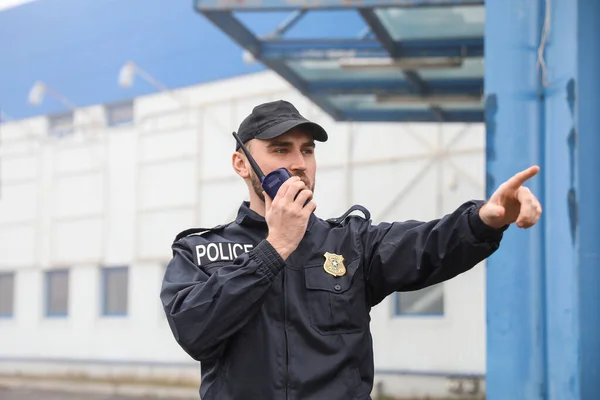 Manlig Polis Patrullerar Stadens Gata — Stockfoto