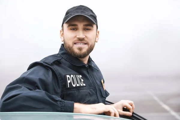 Policial Masculino Perto Carro Livre — Fotografia de Stock