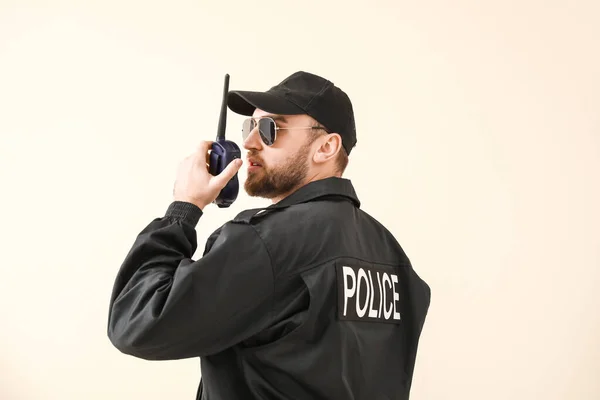 色の背景に男性警察官 — ストック写真