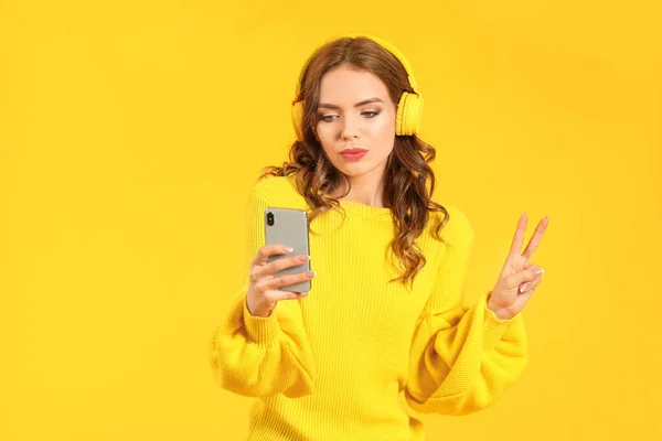 Young Woman Mobile Phone Taking Selfie Color Background — Stock Photo, Image