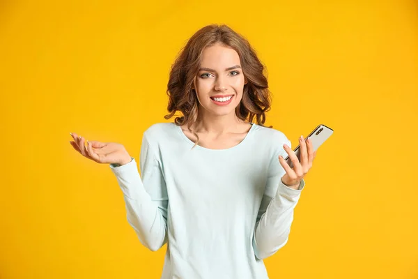 Jonge Vrouw Met Mobiele Telefoon Kleur Achtergrond — Stockfoto