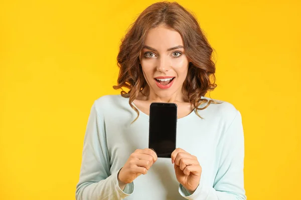 Jonge Vrouw Met Mobiele Telefoon Kleur Achtergrond — Stockfoto