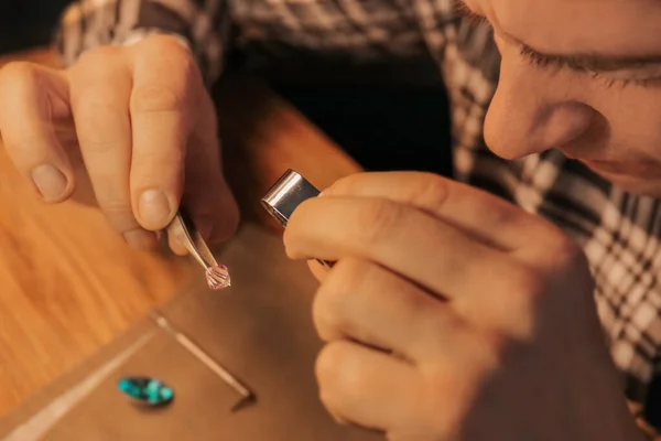 Jeweler Examining Gemstone Workshop Closeup — Stock Photo, Image