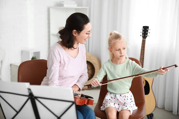Private Music Teacher Giving Violin Lessons Little Girl Home — Stock Photo, Image