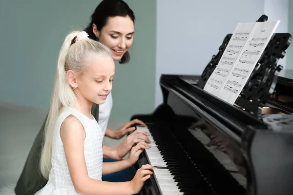 Privater Musiklehrer Gibt Klavierunterricht Für Kleines Mädchen — Stockfoto