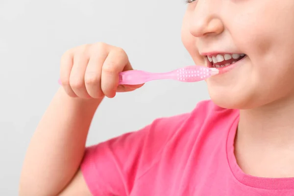 Niña Con Cepillo Dientes Sobre Fondo Claro Primer Plano — Foto de Stock