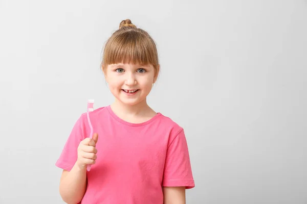 Mała Dziewczynka Szczoteczką Zębów Jasnym Tle — Zdjęcie stockowe