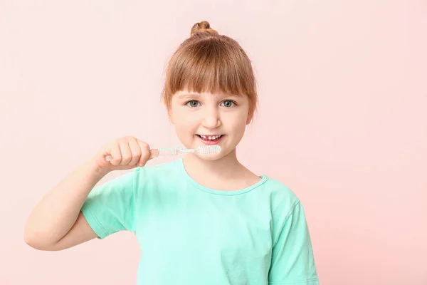 Malá Dívka Zubním Kartáčkem Barevném Pozadí — Stock fotografie
