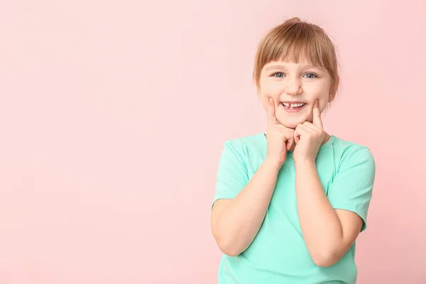 Sorridente Bambina Sfondo Colore — Foto Stock