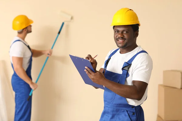 Pintores Fazendo Reparo Quarto — Fotografia de Stock