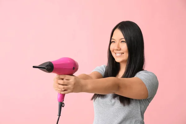 Mulher Asiática Bonita Com Secador Cabelo Fundo Cor — Fotografia de Stock