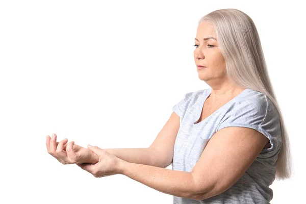 Beyaz Arka Planda Parkinson Sendromu Olan Yaşlı Bir Kadın — Stok fotoğraf