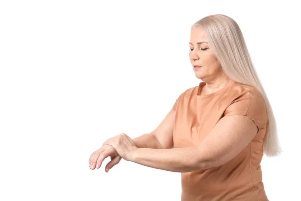 Beyaz Arka Planda Parkinson Sendromu Olan Yaşlı Bir Kadın — Stok fotoğraf