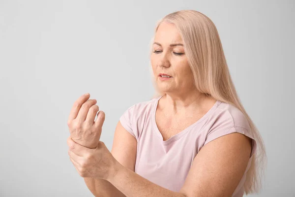 Szürke Alapon Parkinson Szindrómában Szenvedő Idős — Stock Fotó