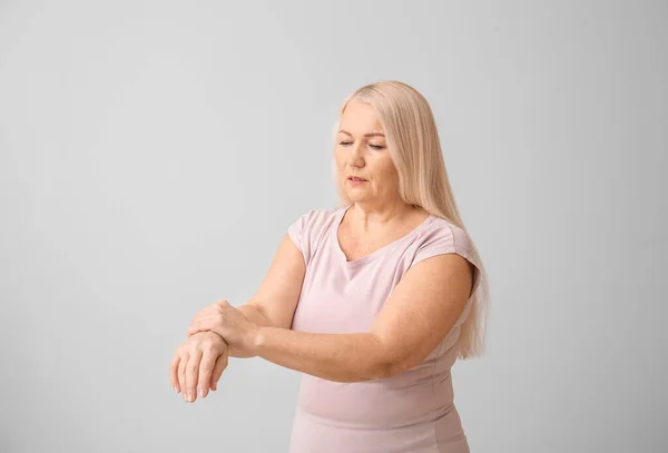 Yaşlı Kadın Gri Arka Planda Parkinson Sendromu Yaşıyor — Stok fotoğraf