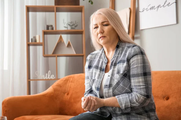 Oudere Vrouw Die Thuis Aan Het Syndroom Van Parkinson Lijdt — Stockfoto