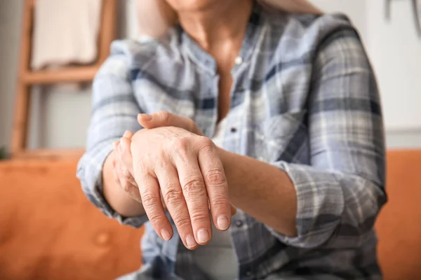 Oudere Vrouw Die Thuis Aan Parkinson Syndroom Lijdt Close — Stockfoto