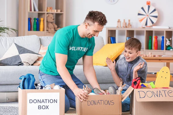 Volontariato Con Donazioni Bambino Casa Orfana — Foto Stock