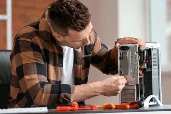 Elektronický Technik Opravy Počítače Servisním Středisku — Stock fotografie