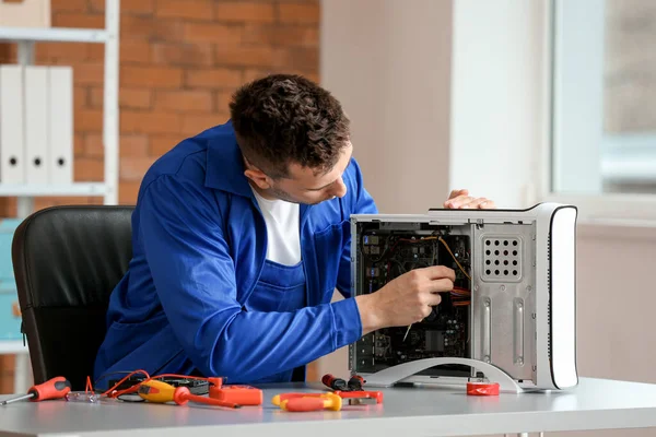 Técnico Electrónico Que Repara Computadora Centro Servicio — Foto de Stock