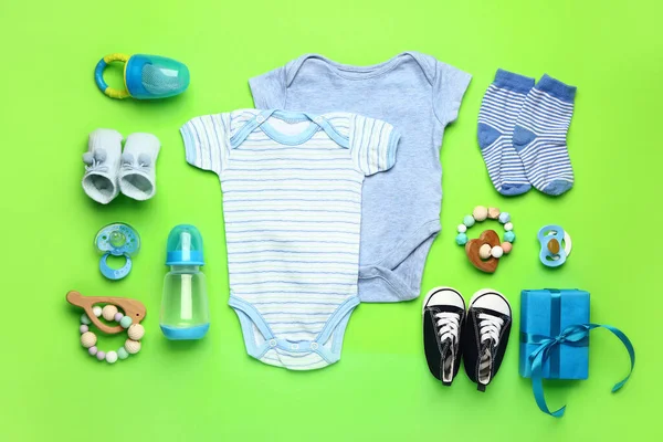 Renkli Arka Planda Bebek Kıyafetleri Aksesuarlar — Stok fotoğraf