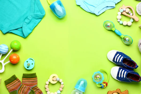 Renk Arkaplanındaki Bebek Kıyafetlerinden Aksesuarlarından Yapılmış Çerçeve — Stok fotoğraf