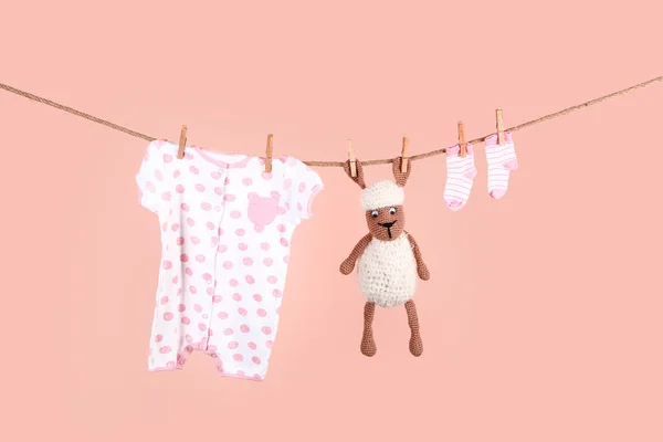 Vêtements Accessoires Pour Bébés Suspendus Corde Sur Fond Couleur — Photo