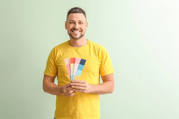 Hombre Con Paletas Colores Sobre Fondo Verde — Foto de Stock