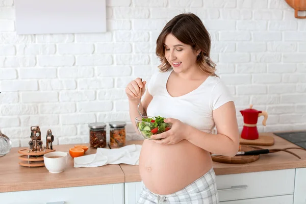 Красивая Беременная Женщина Ест Здоровый Салат Кухне — стоковое фото
