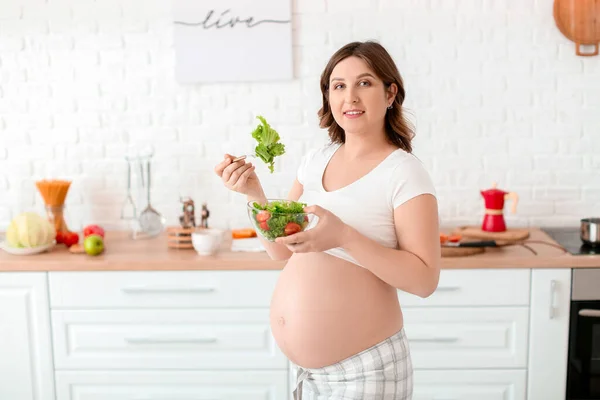 Femeie Gravidă Frumoasă Care Mănâncă Salată Sănătoasă Bucătărie — Fotografie, imagine de stoc