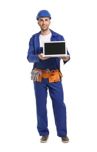 Beyaz Arka Planda Dizüstü Bilgisayarı Olan Yakışıklı Bir Erkek Işçi — Stok fotoğraf