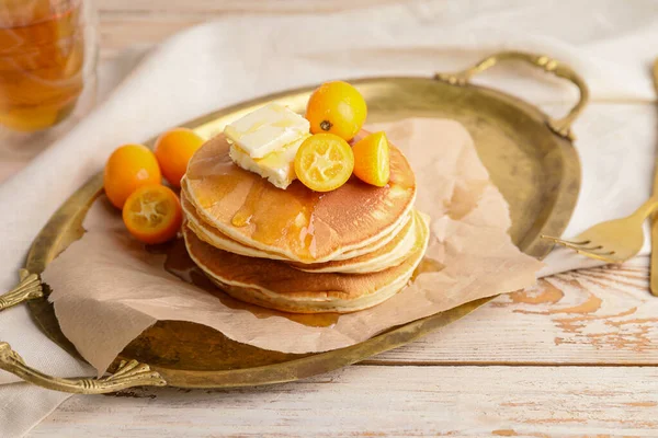 Pancake Lezat Dengan Madu Mentega Dan Buah Jeruk Atas Nampan — Stok Foto